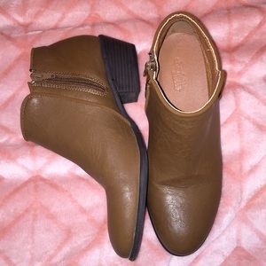 ANKLE BOOTIES SIZE 7